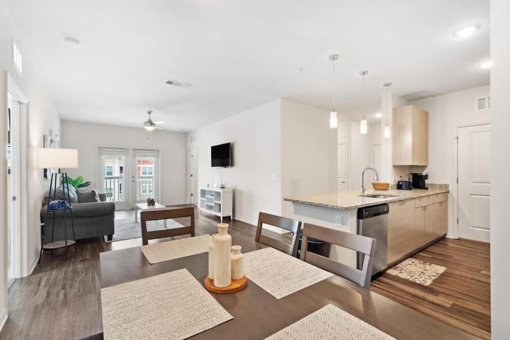 Lavish 2Br Apartment In Tampa Luaran gambar