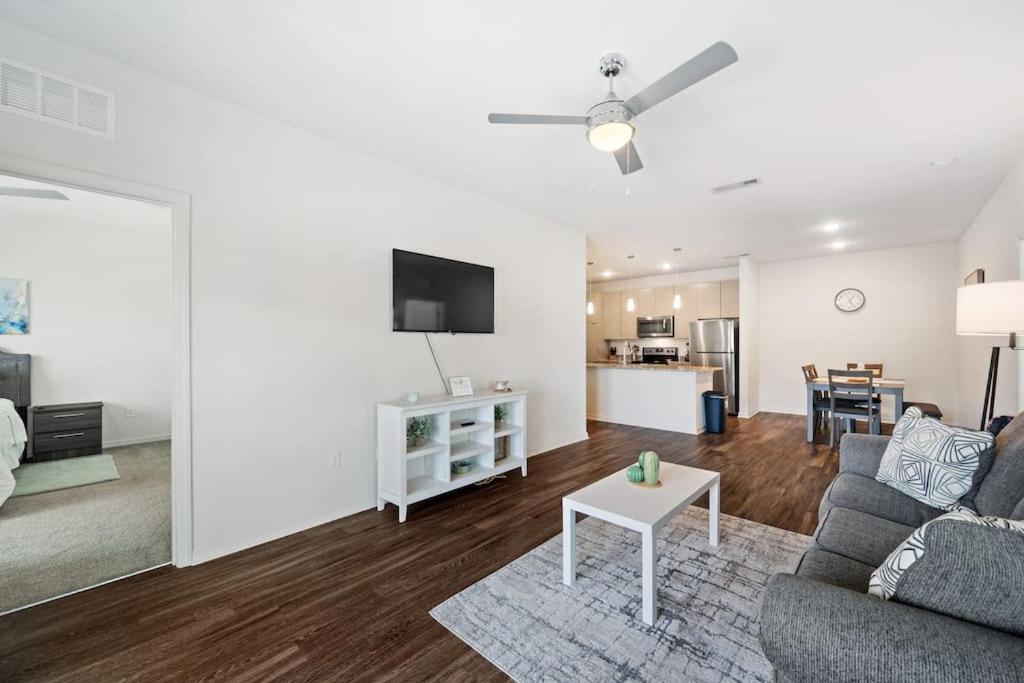 Lavish 2Br Apartment In Tampa Luaran gambar